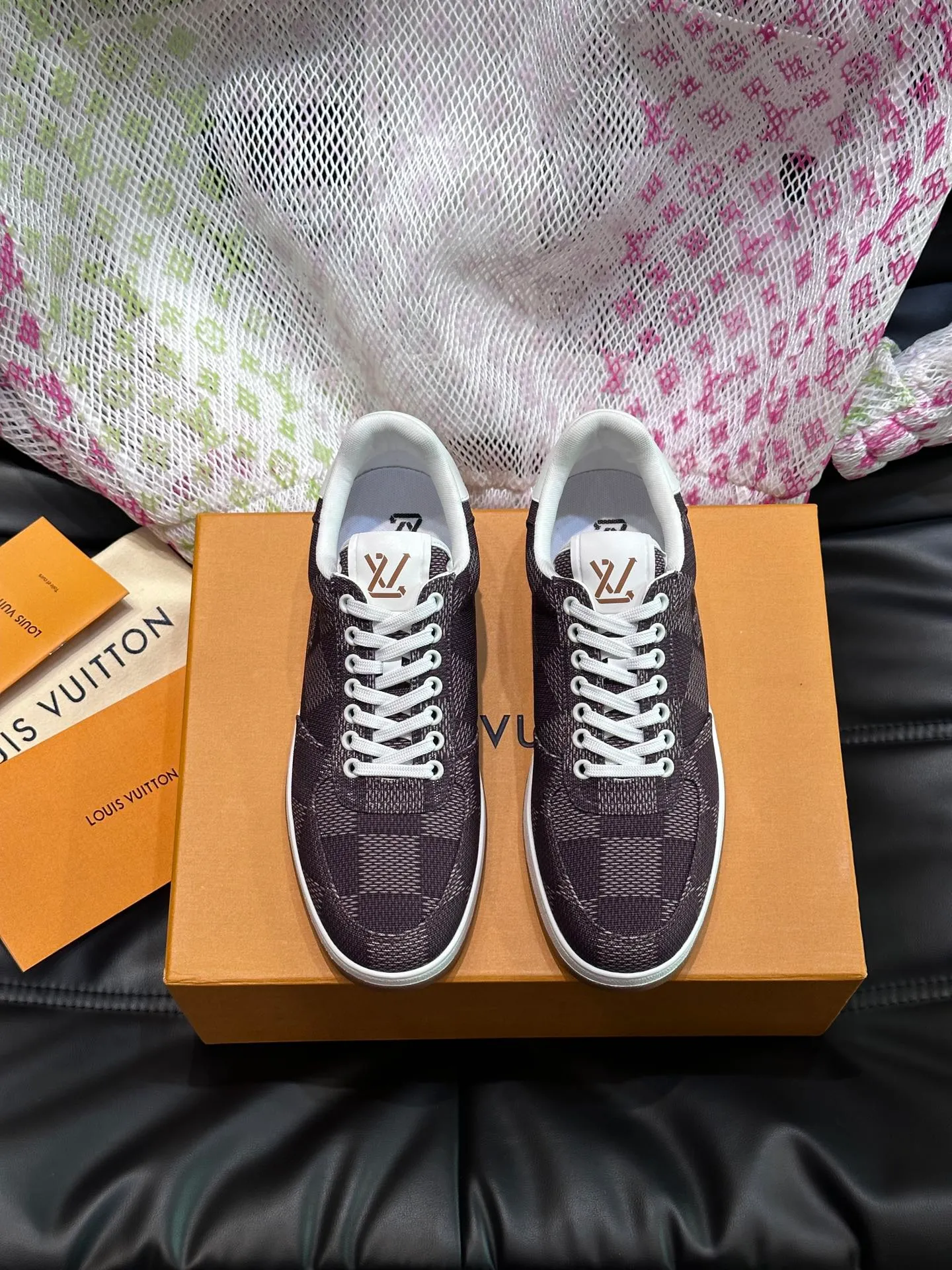 Men's Men's Shoes 💰p420 "*OUIS *UITTO*" Rivoli men's low-top casual sneakers, the classic checkerboard pattern will never go out of style. This Rivoli environmentally friendly sneaker is made of 90% sustainable materials. It is recycled polyester fiber with the iconic Damier jacquard, and the outsole is shaped with recycled polyurethane. An upcycled LV logo perches on the tongue, while Louis Vuitton logos appear on the sides and rear. Comfortable and durable, versatile style, can be worn in all seasons, simple and fashionable item! Size: 38-44 (45 customized)